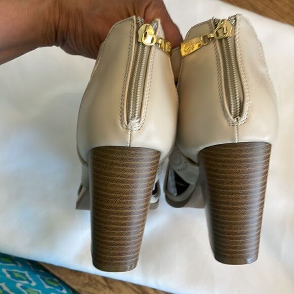 CHRISTIAN LACROIX BEIGE SHOOTIES. NEW IN BOX - Picture 7 of 11
